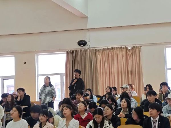 河北科技学院“科技之声”校园广播台举办“书香满园，青春悦读”