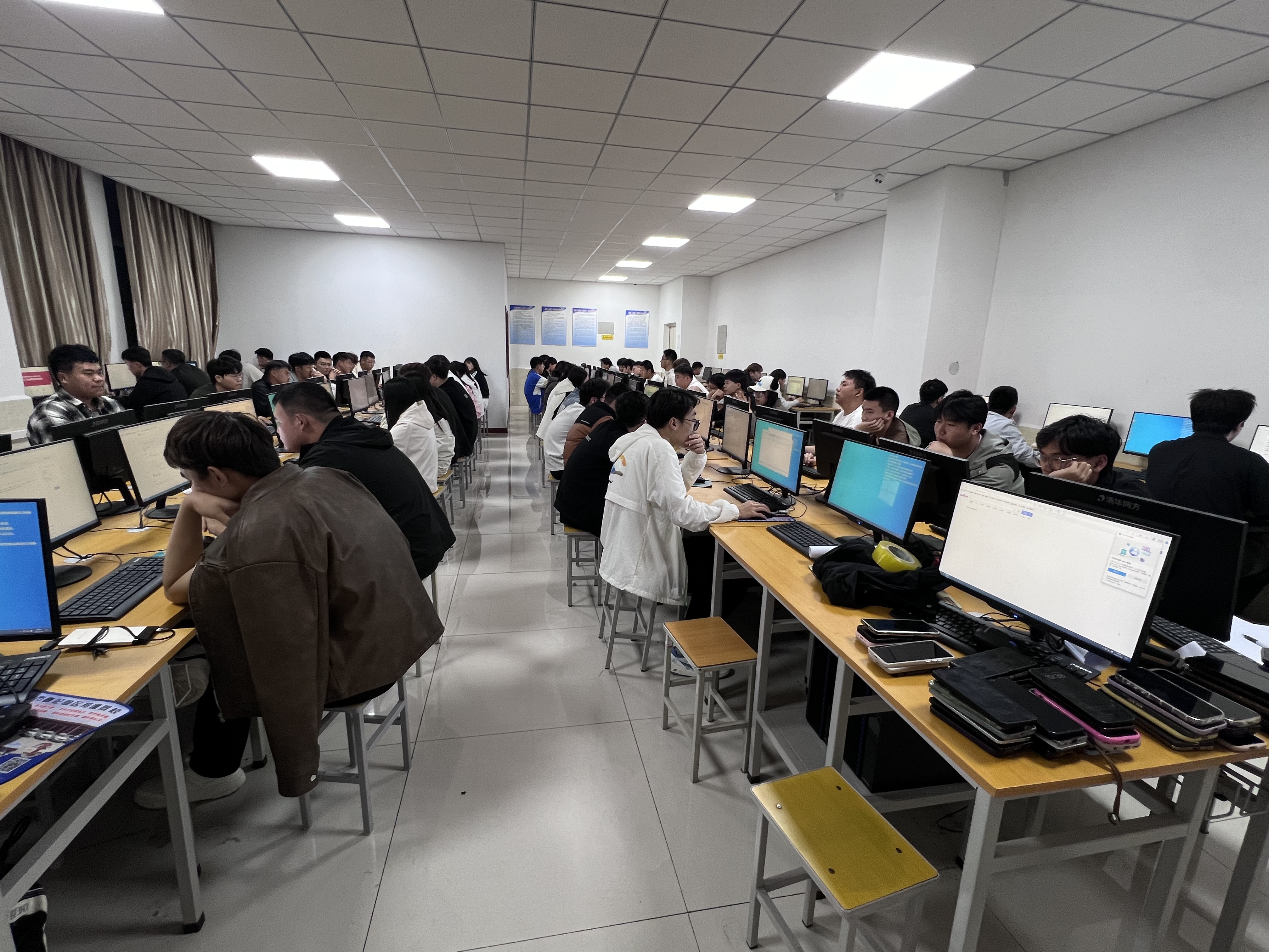 蓝桥杯软件技术与算法大赛校赛圆满举办， 众多学子展编程风采
