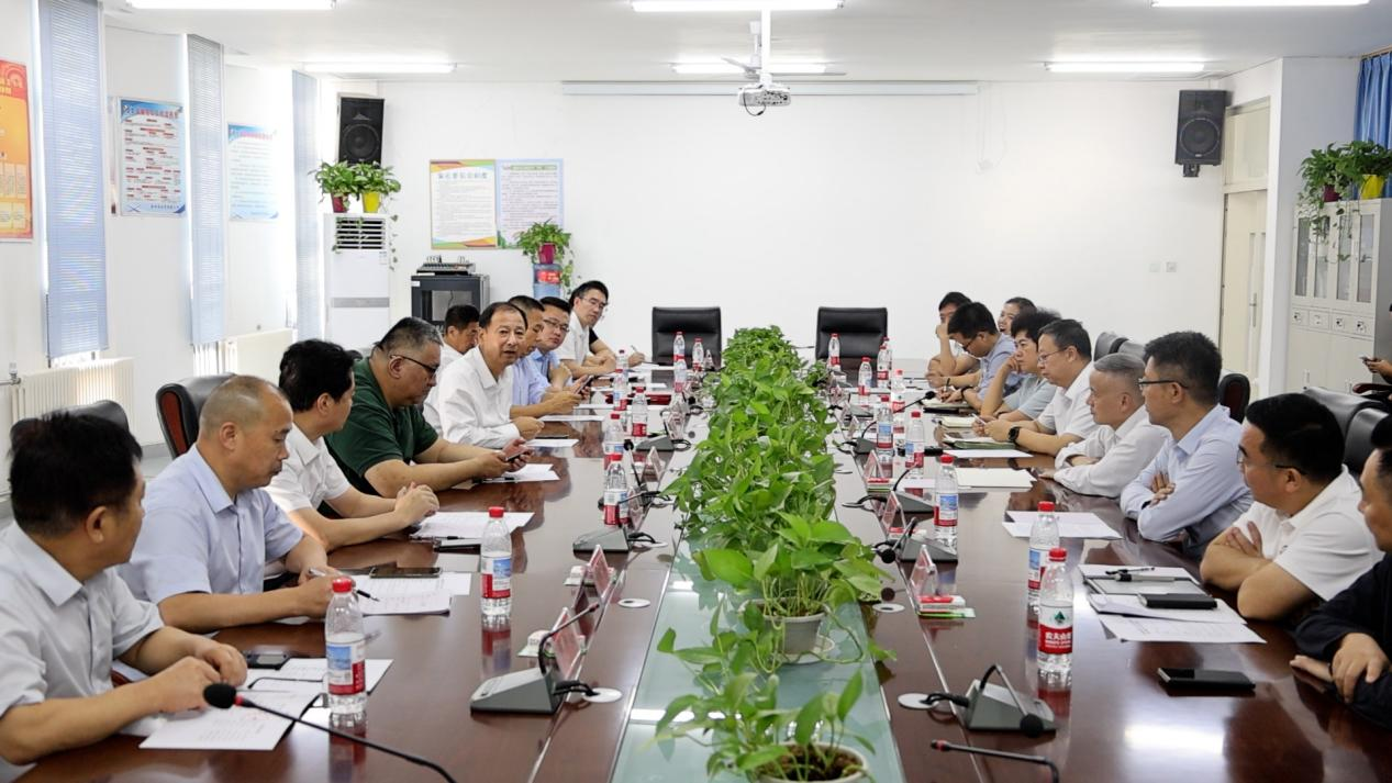 河北科技学院党委书记何新生带队赴民丰县县城小学访问交流