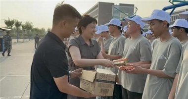 暖心慰问励新生 温情关怀润心田——常务副院长 王云带队慰问2025 级军训新生及教官