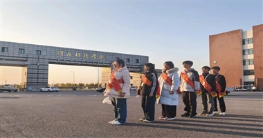 躬身问暖，弯腰传情