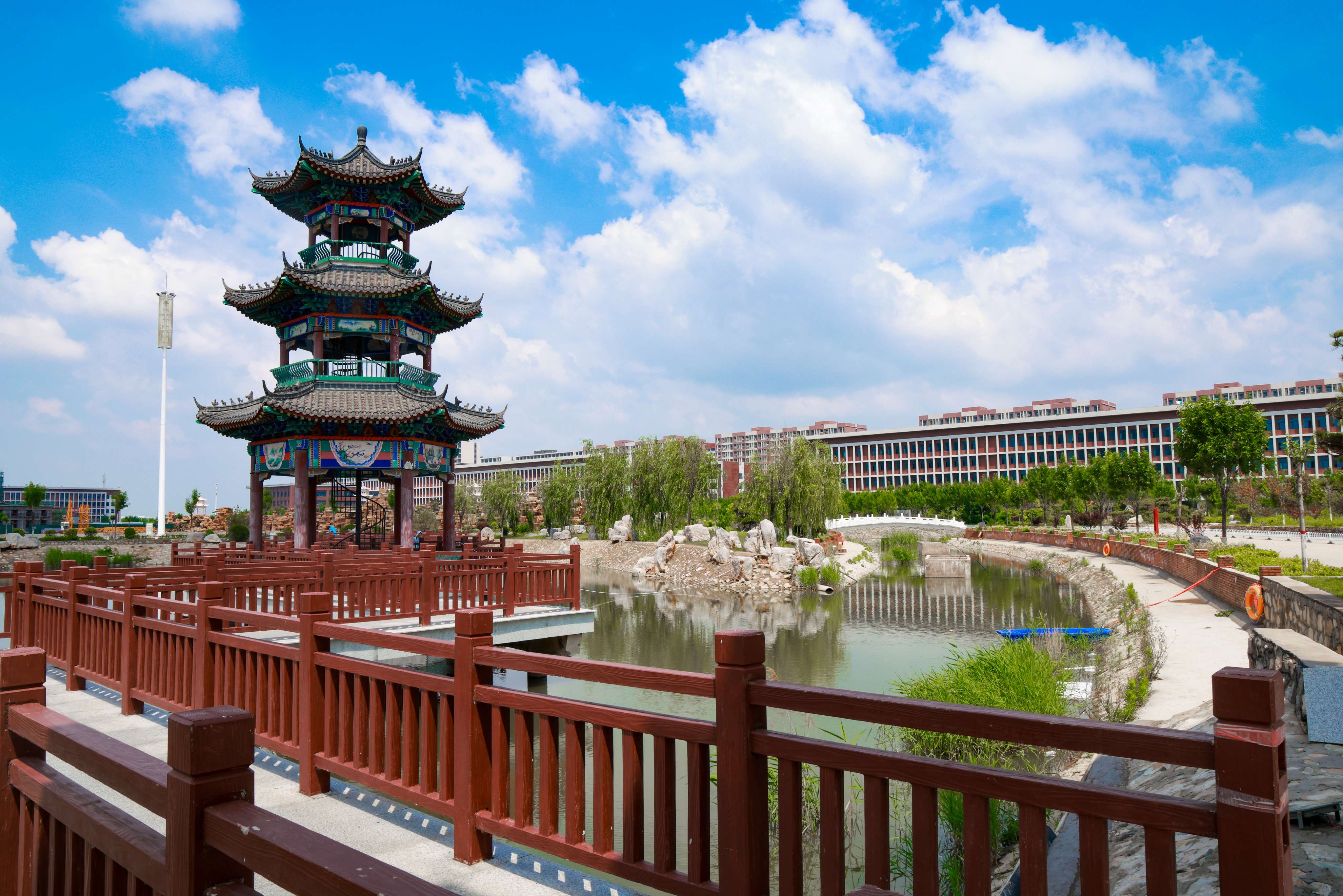 重亭映碧水，桃李满河科
